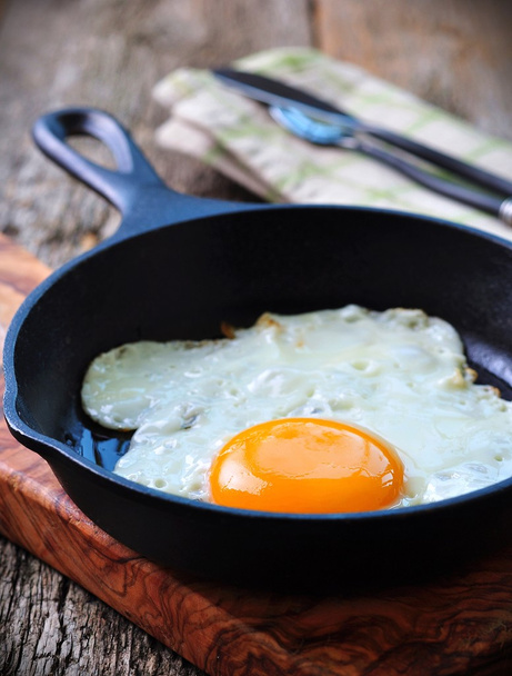 Bir demir tavada kızarmış yumurta kahvaltı - Fotoğraf, Görsel