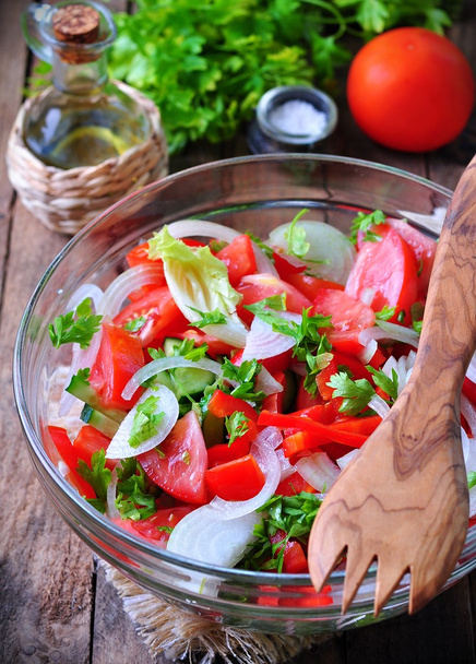 ensalada rústica de tomates, pepinos, cebolla blanca, pimiento rojo, perejil, aceite de oliveovym sazonado y vinagre balsámico
. - Foto, Imagen