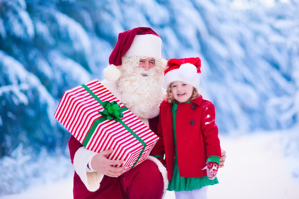 Crianças e Papai Noel com presentes de Natal
 - Foto, Imagem