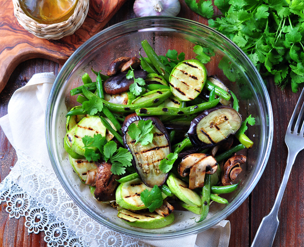 Grilled vegetables - zucchini, eggplant, green beans, onion, mushrooms, garlic and coriander, olive oil, wine vinegar and light soy sauce. Healthy foods. - Fotografie, Obrázek