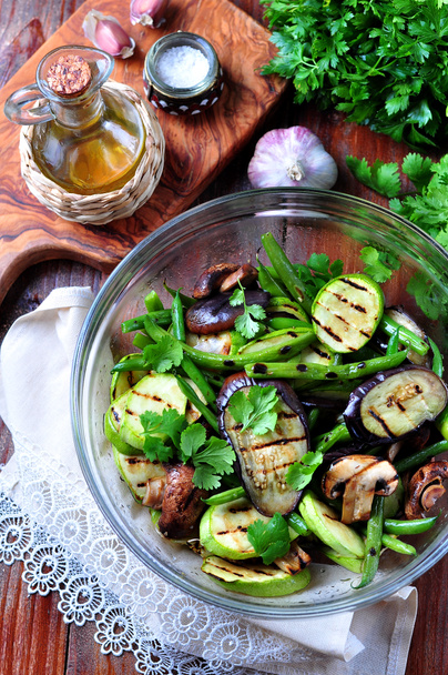 Grilled vegetables - zucchini, eggplant, green beans, onion, mushrooms, garlic and coriander, olive oil, wine vinegar and light soy sauce. Healthy foods. - Zdjęcie, obraz