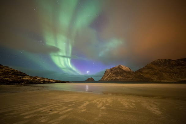 Aurora borealis sulla spiaggia di Haukland, Isole Lofoten, Norvegia
 - Foto, immagini