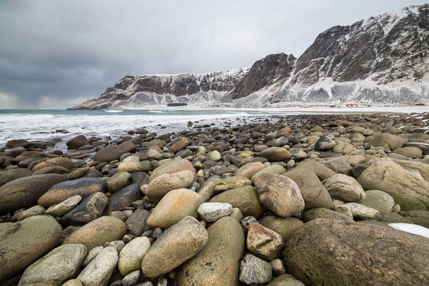 Unstad ビーチ、Vestvagoy 島、ロフォーテン諸島の島の岩のフィールド - 写真・画像