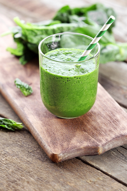Glass of spinach juice on wooden table, closeup - Foto, immagini