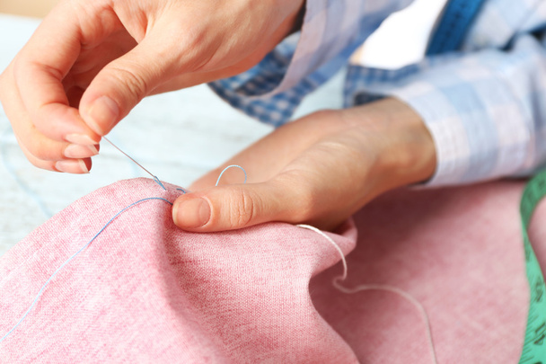 Closeup hands of seamstress at work with cloth fabric - Fotografie, Obrázek