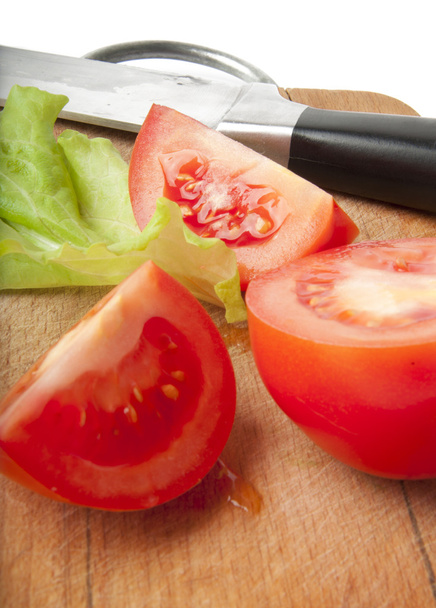 tomaten op een snijplank - Foto, afbeelding