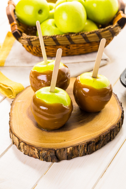 Pommes fraîchement trempées dans du caramel
 - Photo, image