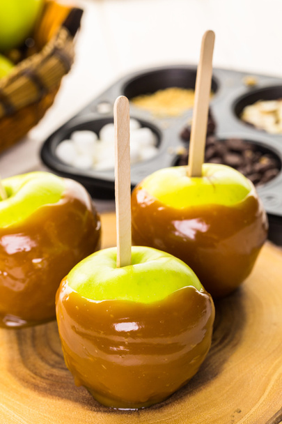 Apples freshly dipped in caramel - Photo, Image