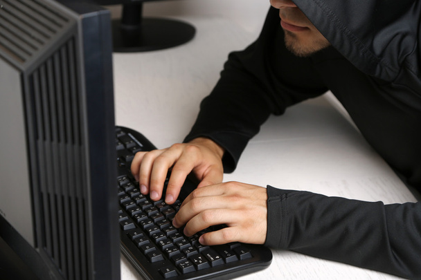 Хакер с компьютерами в номере
 - Фото, изображение