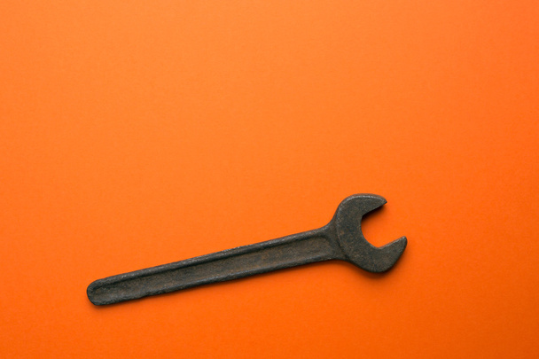 old tool on the orange background - Фото, зображення