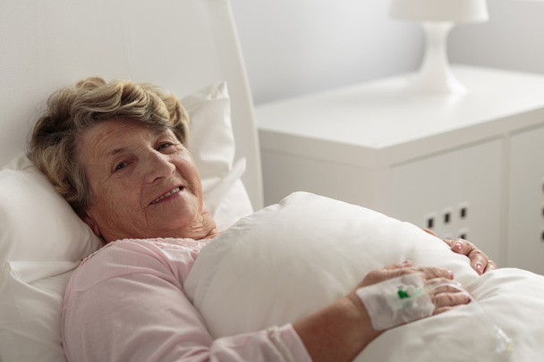 Woman lying in hospital bed - Foto, immagini