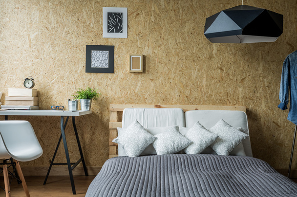 Pallet bed in contemporary interior - 写真・画像