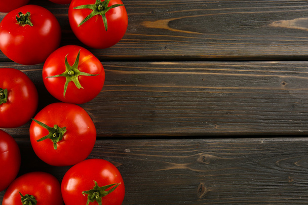 Red tomatoes on wooden background - Foto, Imagem