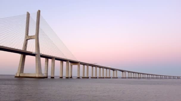 Vasco da Gama Bridge in Lissabon Portugal bij zonsondergang - Video