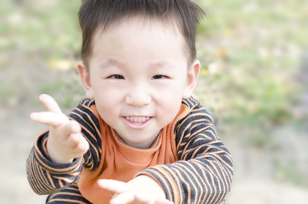 Uśmiech dziecko w zielonym parku - Zdjęcie, obraz