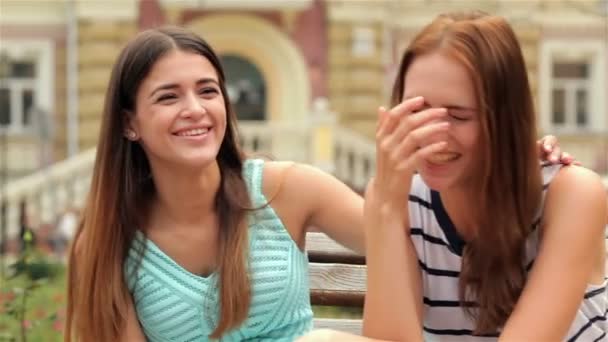 Muotokuva melko nuori nauraa tyttöystäviä
 - Materiaali, video