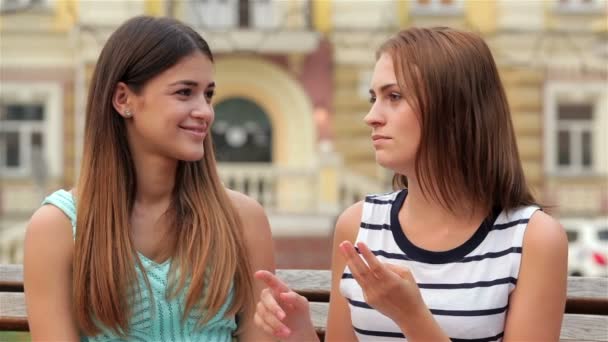 Két nő vásárlás után egy padon pihenő - Felvétel, videó
