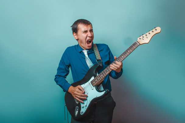 Euroopan näköinen mies, joka on soittanut kitaraa 30 vuotta
 - Valokuva, kuva