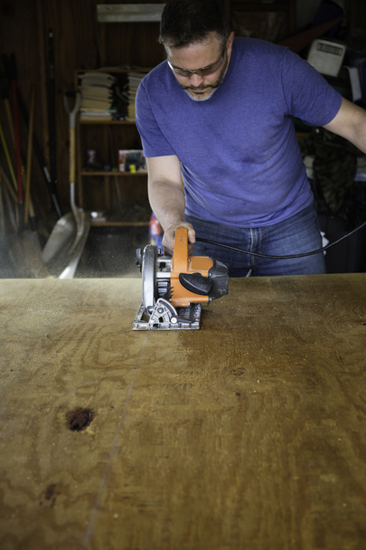Homme travaillant avec une scie à table
 - Photo, image