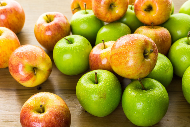 Luonnonmukaiset omenat pöydällä
 - Valokuva, kuva