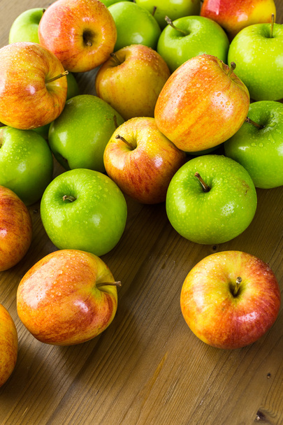 Βιολογικά μήλα στο τραπέζι - Φωτογραφία, εικόνα