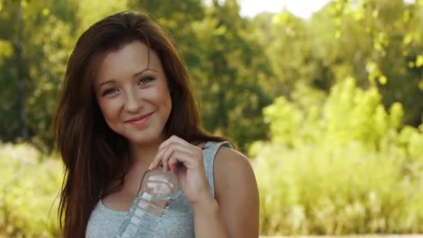 νεαρή γυναίκα πόσιμο νερό - Πλάνα, βίντεο