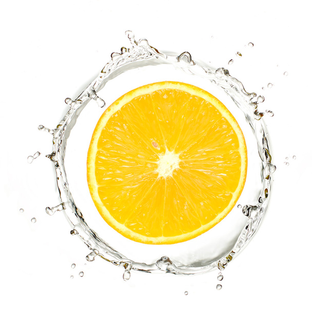 Mandarina amarilla o naranja en salpicaduras de agua
 - Foto, Imagen