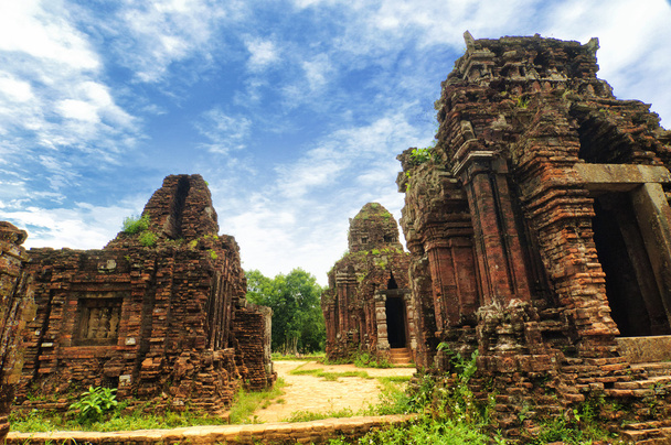 Restos de templos-torre hindus no Santuário do Meu Filho, Patrimônio Mundial da UNESCO no Vietnã
. - Foto, Imagem