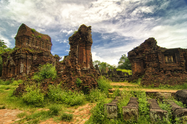 Restos de templos-torre hindus no Santuário do Meu Filho, Patrimônio Mundial da UNESCO no Vietnã
. - Foto, Imagem