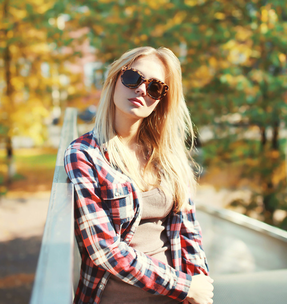 Fashion pretty blonde woman wearing a sunglasses and checkered s - Foto, Imagen