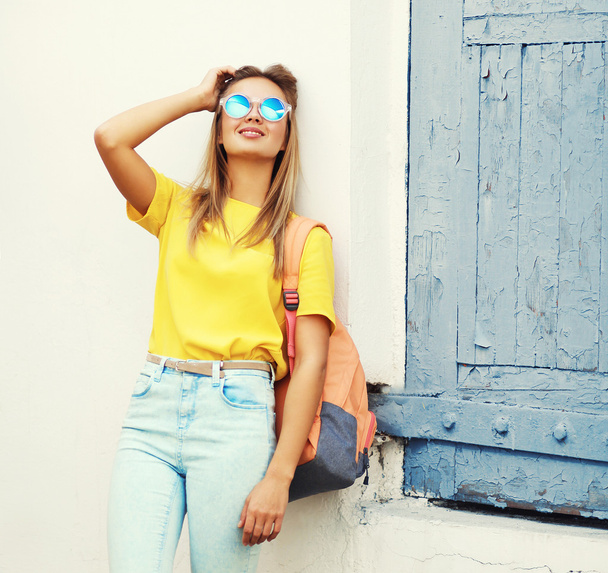 Pretty blonde young woman wearing a sunglasses and yellow t-shir - Foto, Imagem