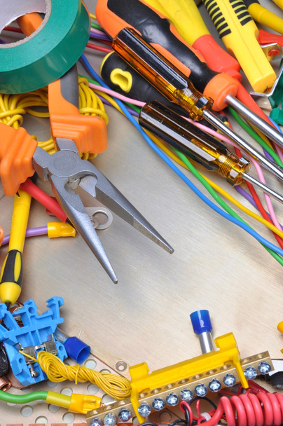 Hulpmiddelen en component kit voor gebruik in elektrische installaties - Foto, afbeelding
