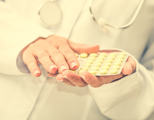 врач держит пакет таблеток
 - Фото, изображение