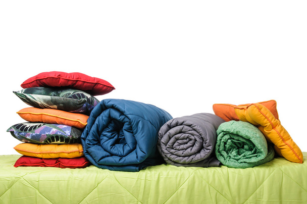 κλωστοϋφαντουργία, μαξιλάρια, κουβέρτες ψέματα στο στρώμα - Φωτογραφία, εικόνα