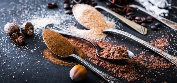 Chocolade poeder cacao en koffie lepels op de tafel - Foto, afbeelding