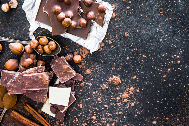 Шоколад и специи на черном столе - Фото, изображение