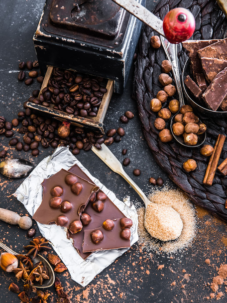 chocolate, cocoa and various spices on table - Foto, Imagen