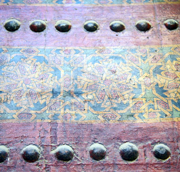 peinture décapée sale ongle en métal dans la porte en bois brun rouge et
 - Photo, image