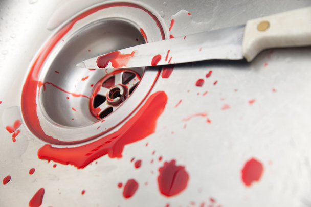 Blutiges Messer im Waschbecken - Foto, Bild