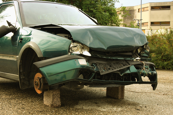 auto-onnettomuudessa paljon vahinkoa
 - Valokuva, kuva