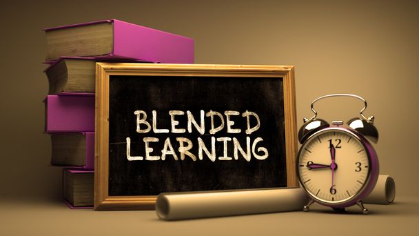 Blended Learning Handwritten on Chalkboard. - Foto, afbeelding