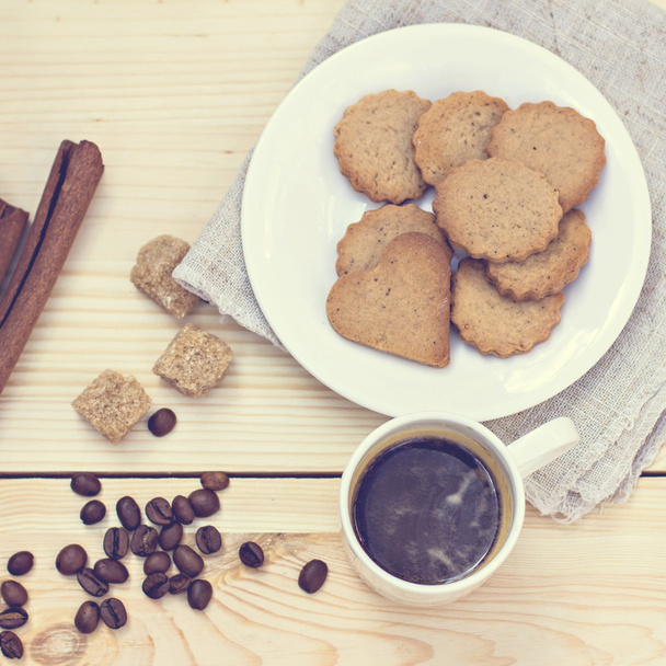 Zencefilli bisküvi, tarçın, bir fincan sıcak kahve - Fotoğraf, Görsel