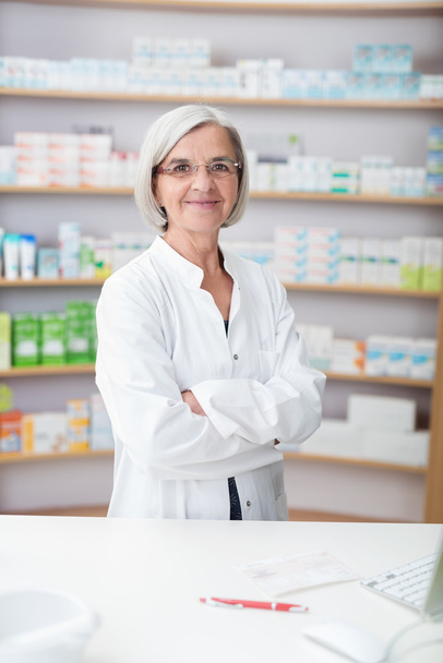 Confident friendly elderly woman pharmacist - Foto, Bild