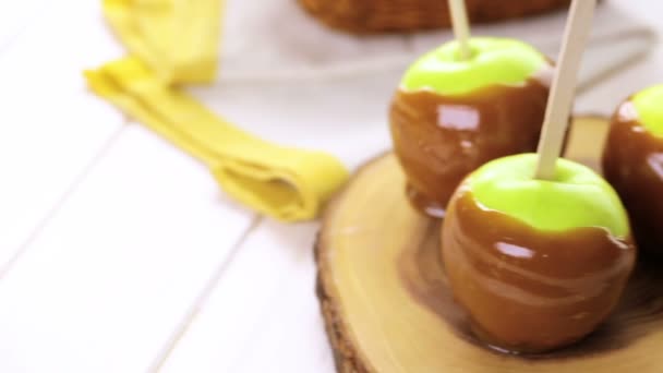 Apples freshly dipped in caramel - Footage, Video