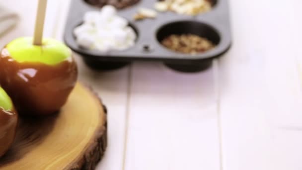 Tuoreet sokerikulööriin kastetut omenat
 - Materiaali, video