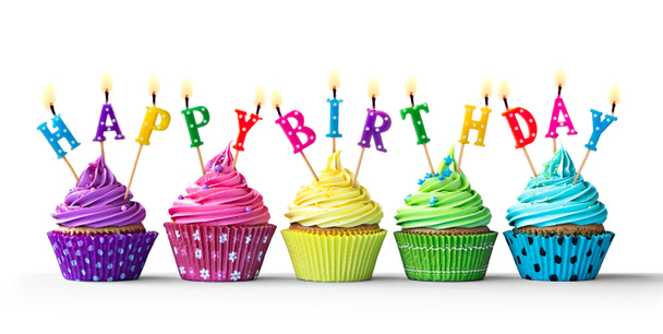 Coloridos cupcakes de cumpleaños en blanco
 - Foto, imagen