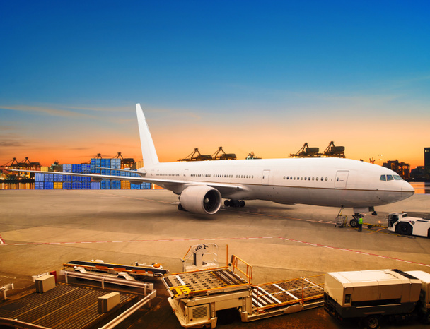 fret aérien et fret avion chargement marchandises commerciales dans l'aéroport con
 - Photo, image