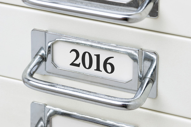 Une armoire à tiroirs avec l'étiquette 2016
 - Photo, image