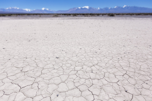 Terreno com solo seco e rachado. Pampa de El Leoncito
 - Foto, Imagem