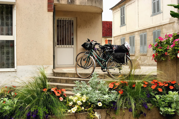 tonnerre. δύο ποδήλατα στην είσοδο στο σπίτι - Φωτογραφία, εικόνα
